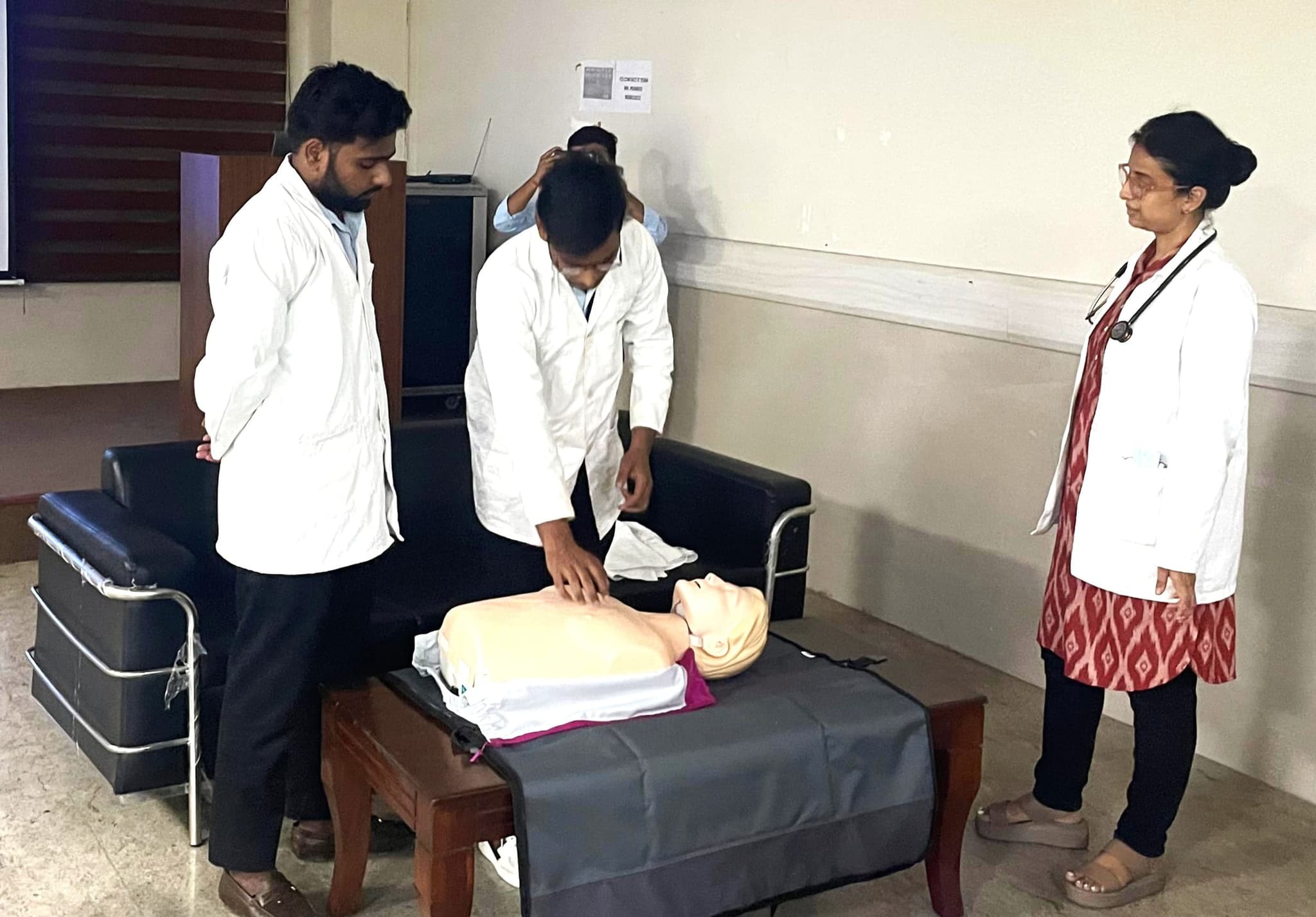 Students Explore Healthcare Practices at GIMS, Greater Noida - Photo 2
