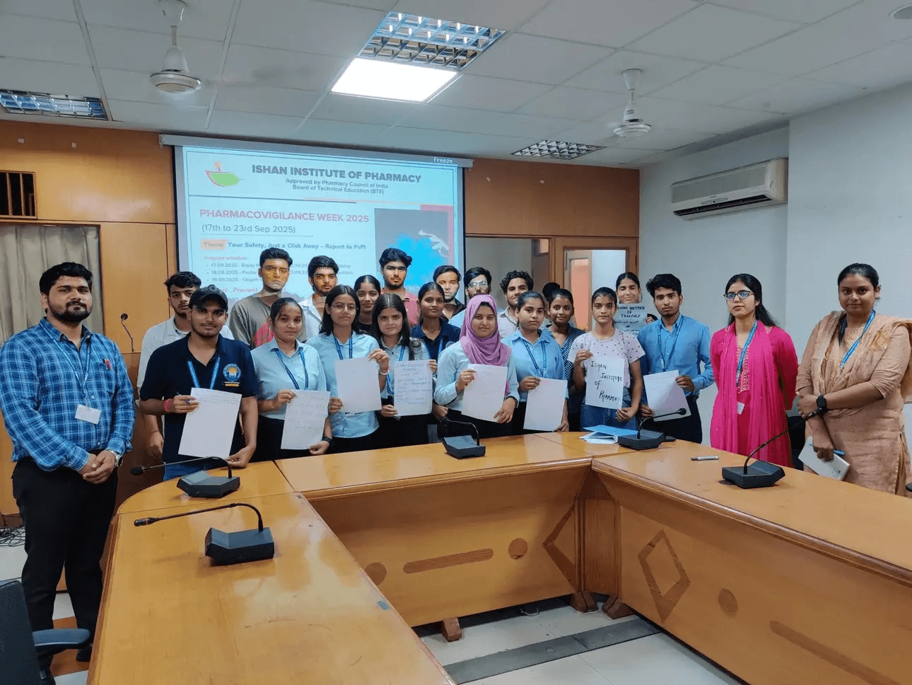 D Pharm students group photo at top pharmacy college