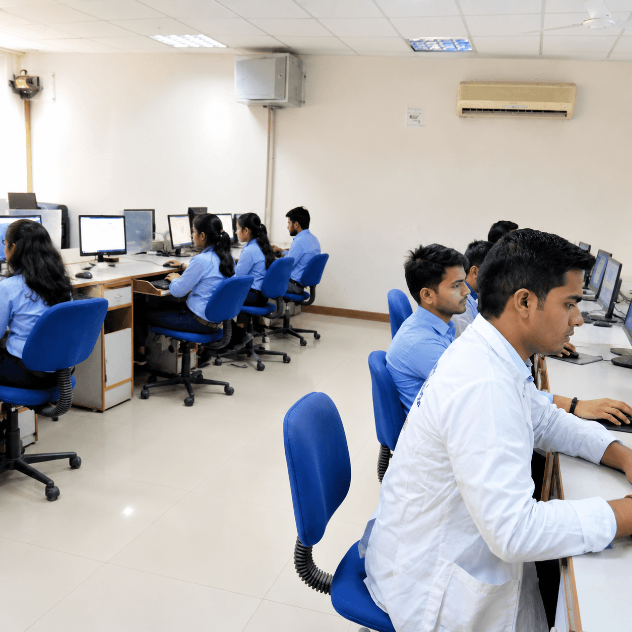 Students working in IT Lab